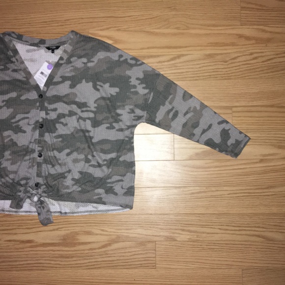 Camouflage Button-Front Crop Style Top - Picture 3 of 6